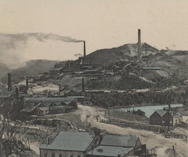 StateLibQld 2 237218 View of the Mount Morgan mine from Jubilee Hill ca. 1905